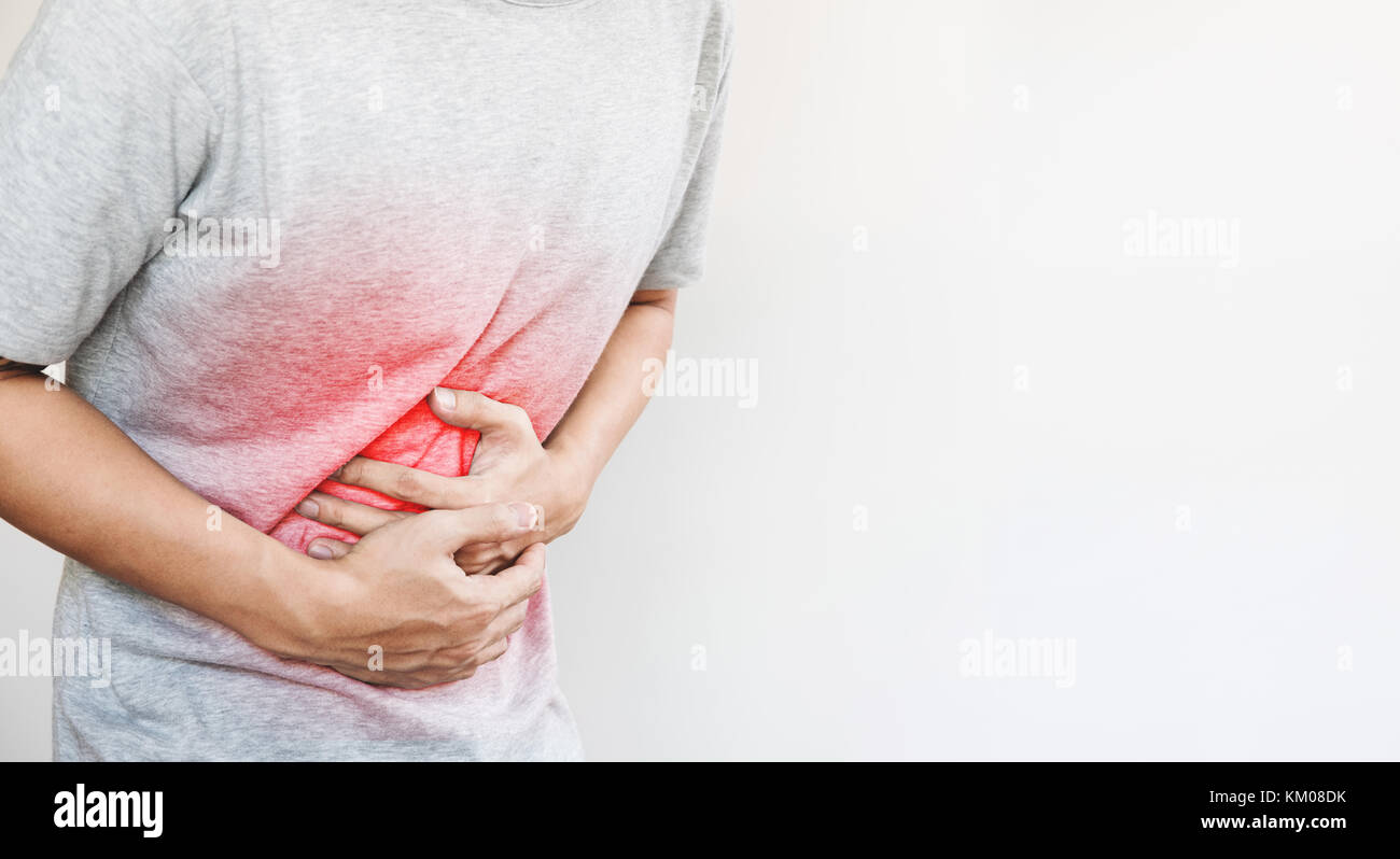 Un uomo di toccare il suo stomaco, rosso evidenziare il concetto di dolore di stomaco e altre malattie dello stomaco Foto Stock