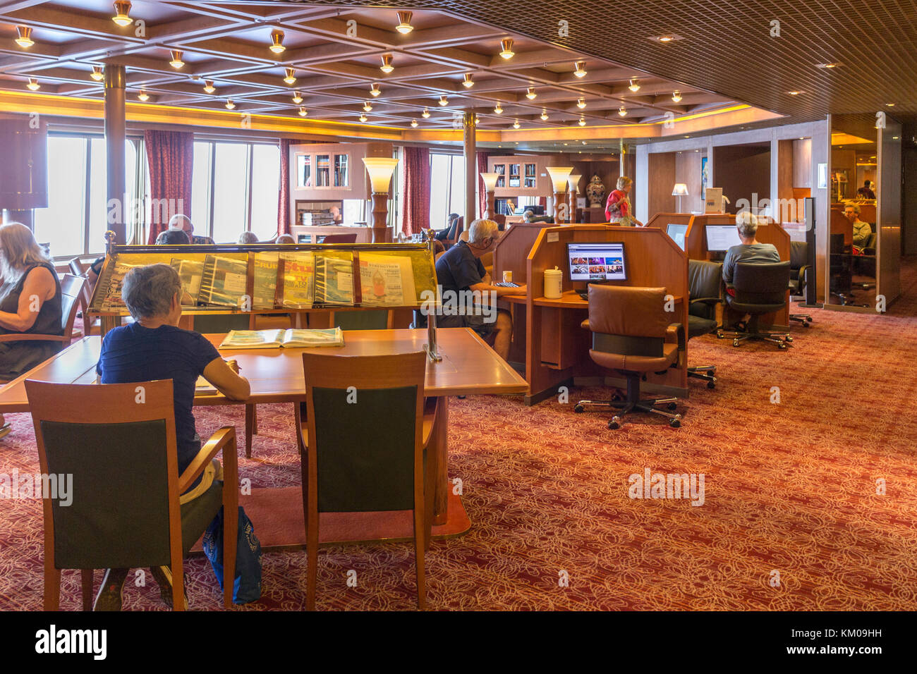 Biblioteca e Internet cafe camera sul bordo della Holland America Line nave da crociera Volendam Foto Stock