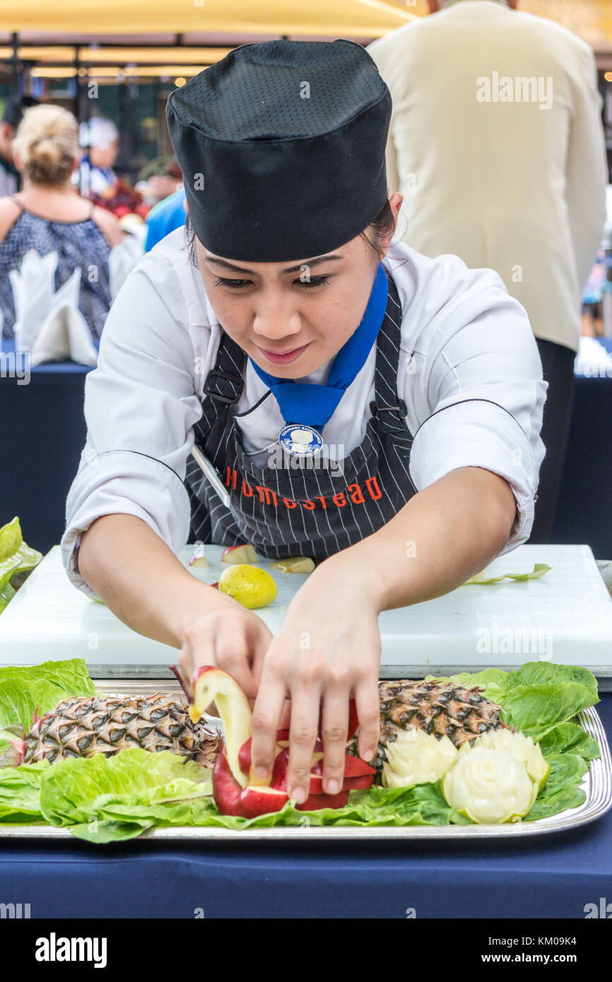 Lo Chef visualizzazione di animali ottenuti da frutta a bordo della Holland America Line nave da crociera Volendam Foto Stock