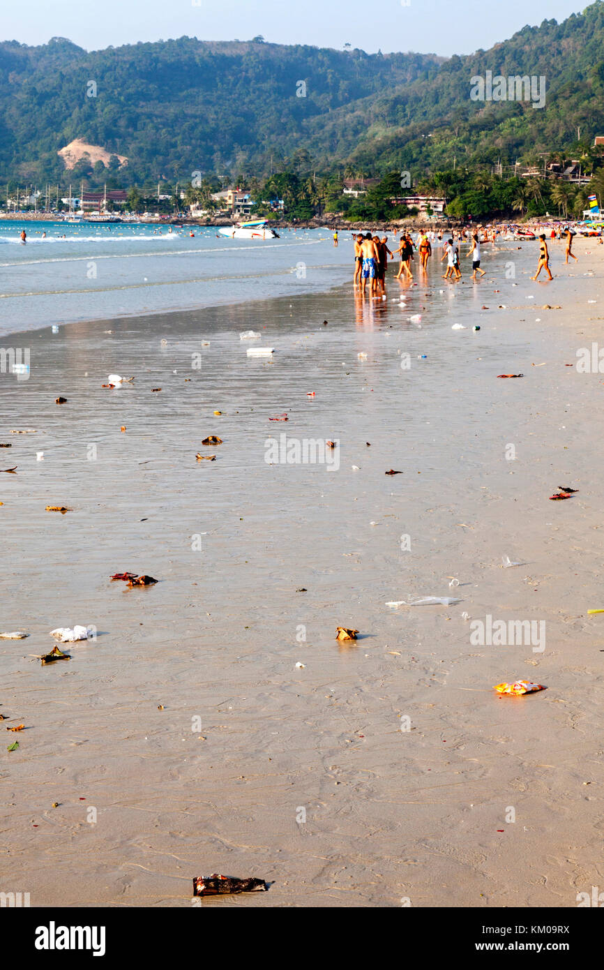Inquinamento sulla spiaggia di Patong, Phuket, Tailandia Foto Stock