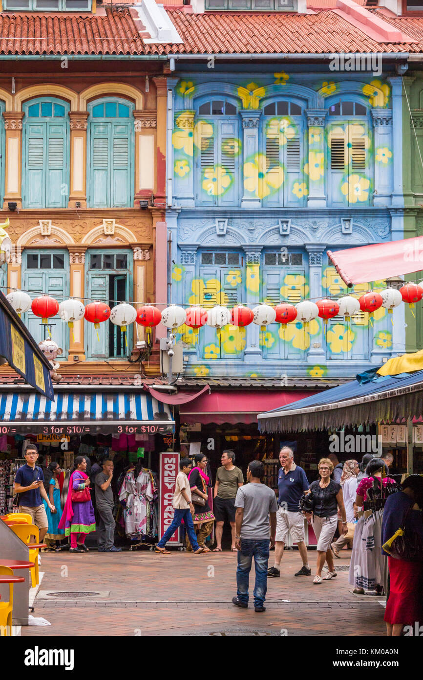 I turisti a piedi in Temple Street e tipica architettura, Chinatown, Singapore Foto Stock