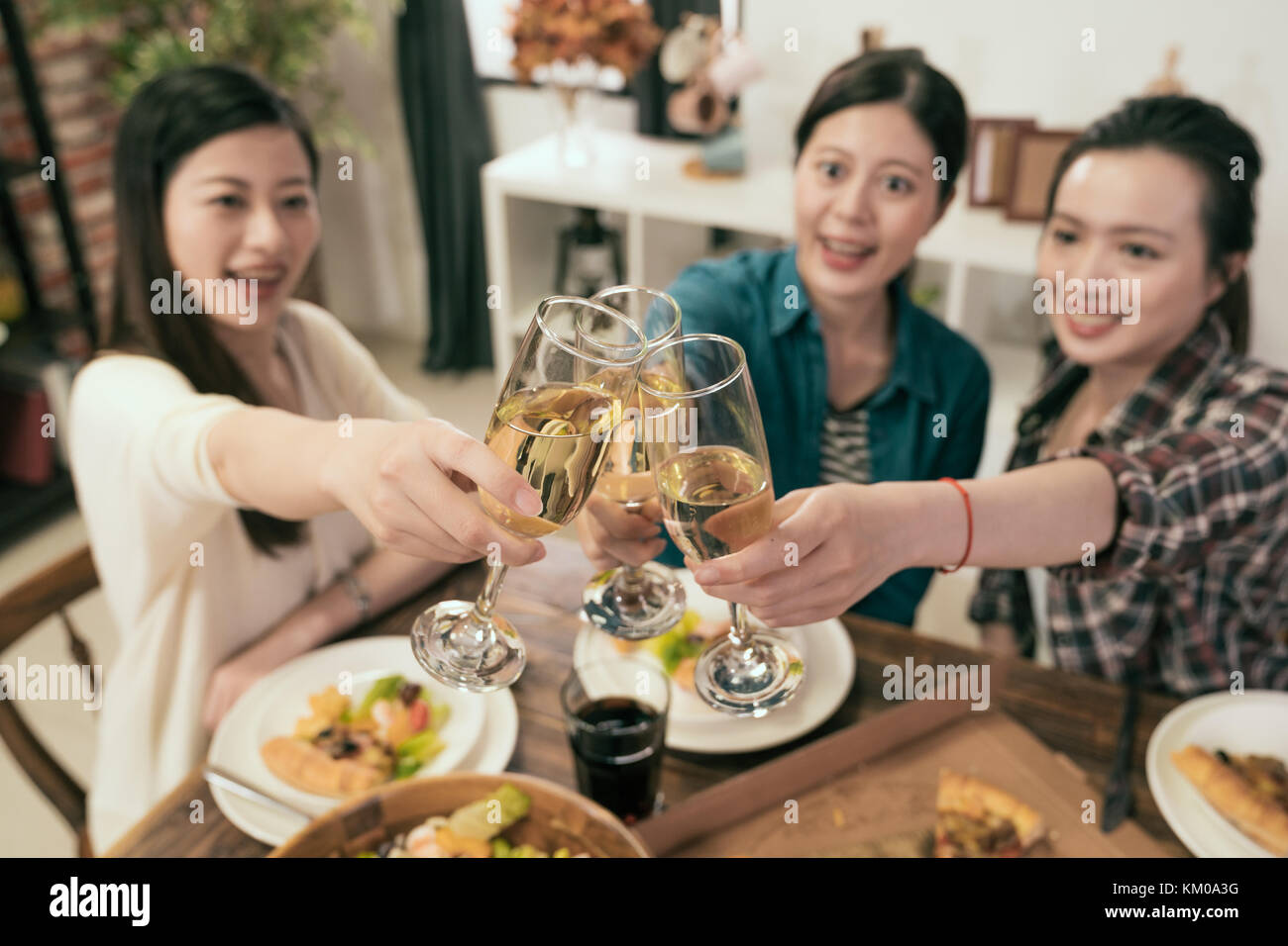 Amici mani champagne di tostatura e di vetro avente fun tifo - Giovani godendo il tempo del raccolto insieme a casa party - Gioventù e amicizia conc Foto Stock