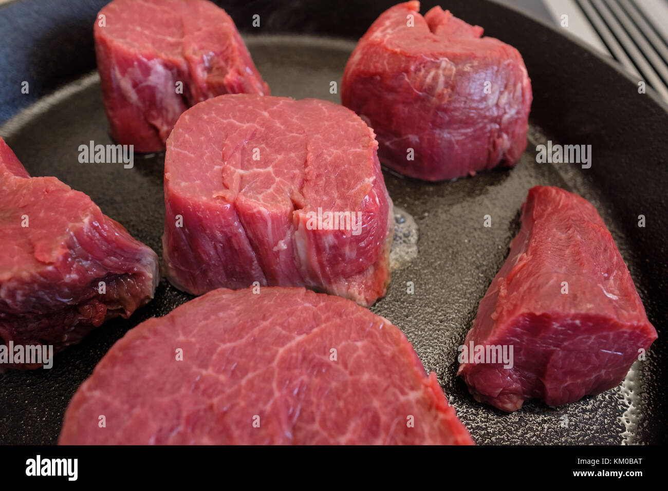 Close-up di filetto di manzo tostatura in ghisa padella Foto Stock