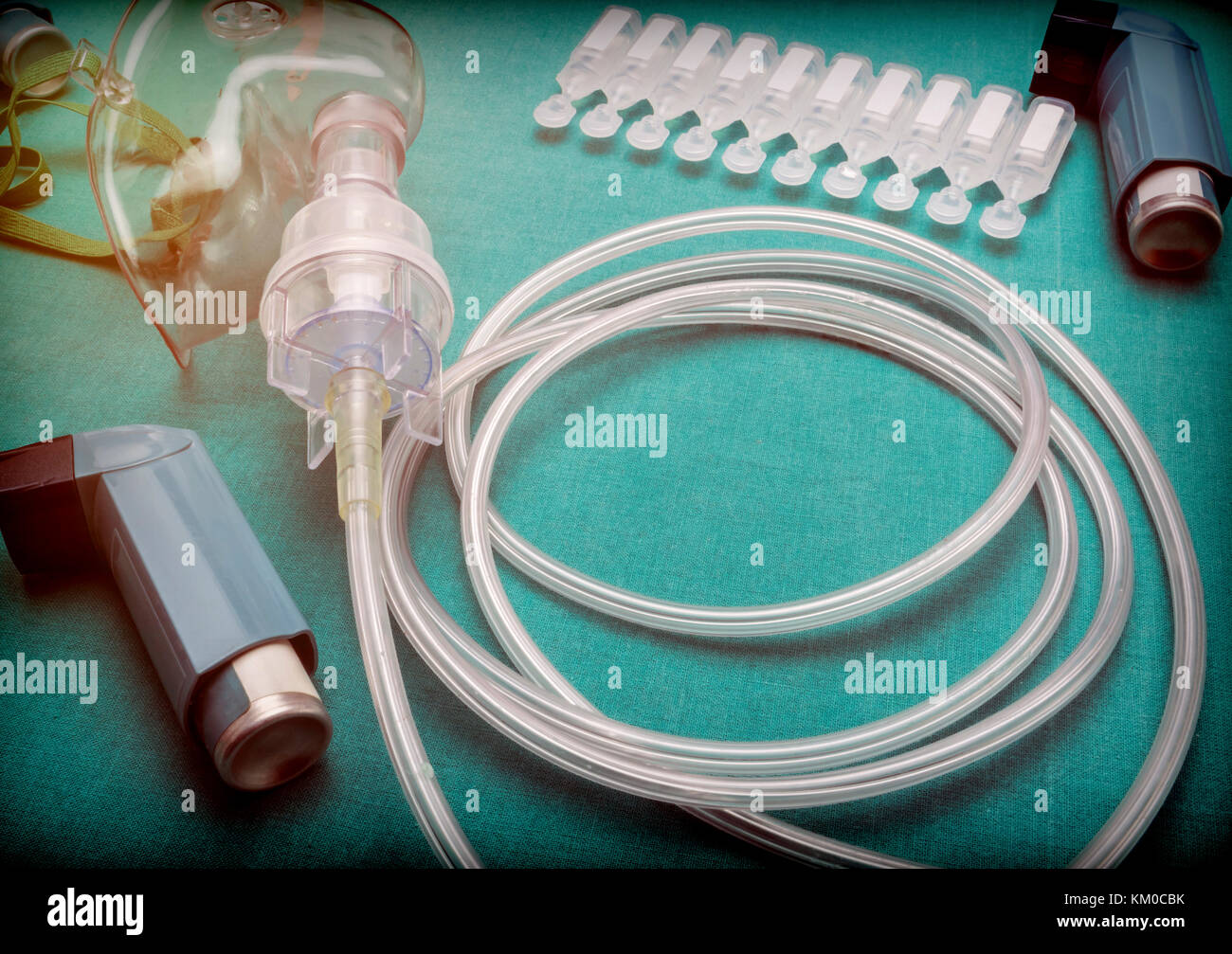 Maschera di ossigeno e inalatori in un ospedale, immagine concettuale Foto Stock