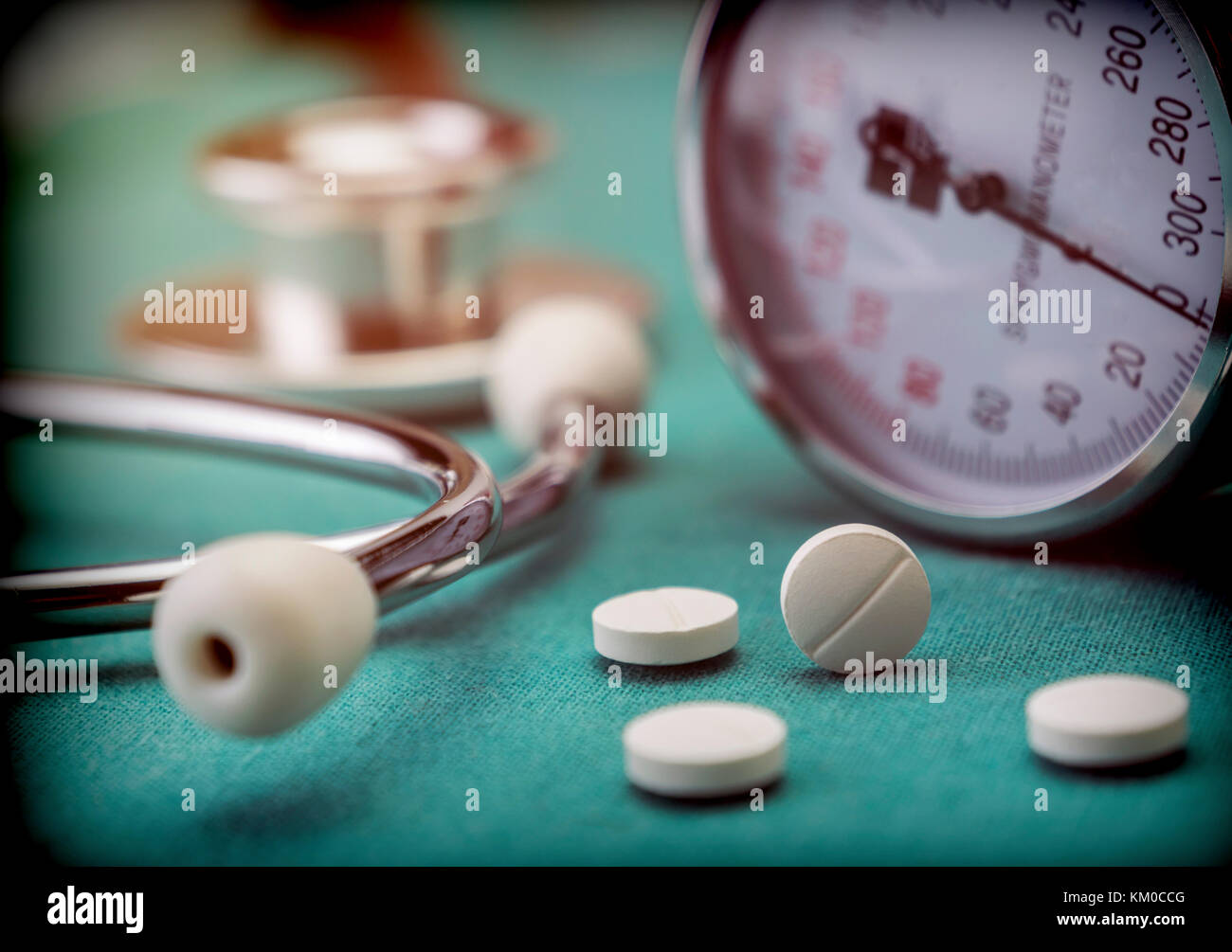 Tampone bianco accanto a un manometro per misurare la pressione del sangue e uno stetoscopio in un ospedale, immagine concettuale Foto Stock