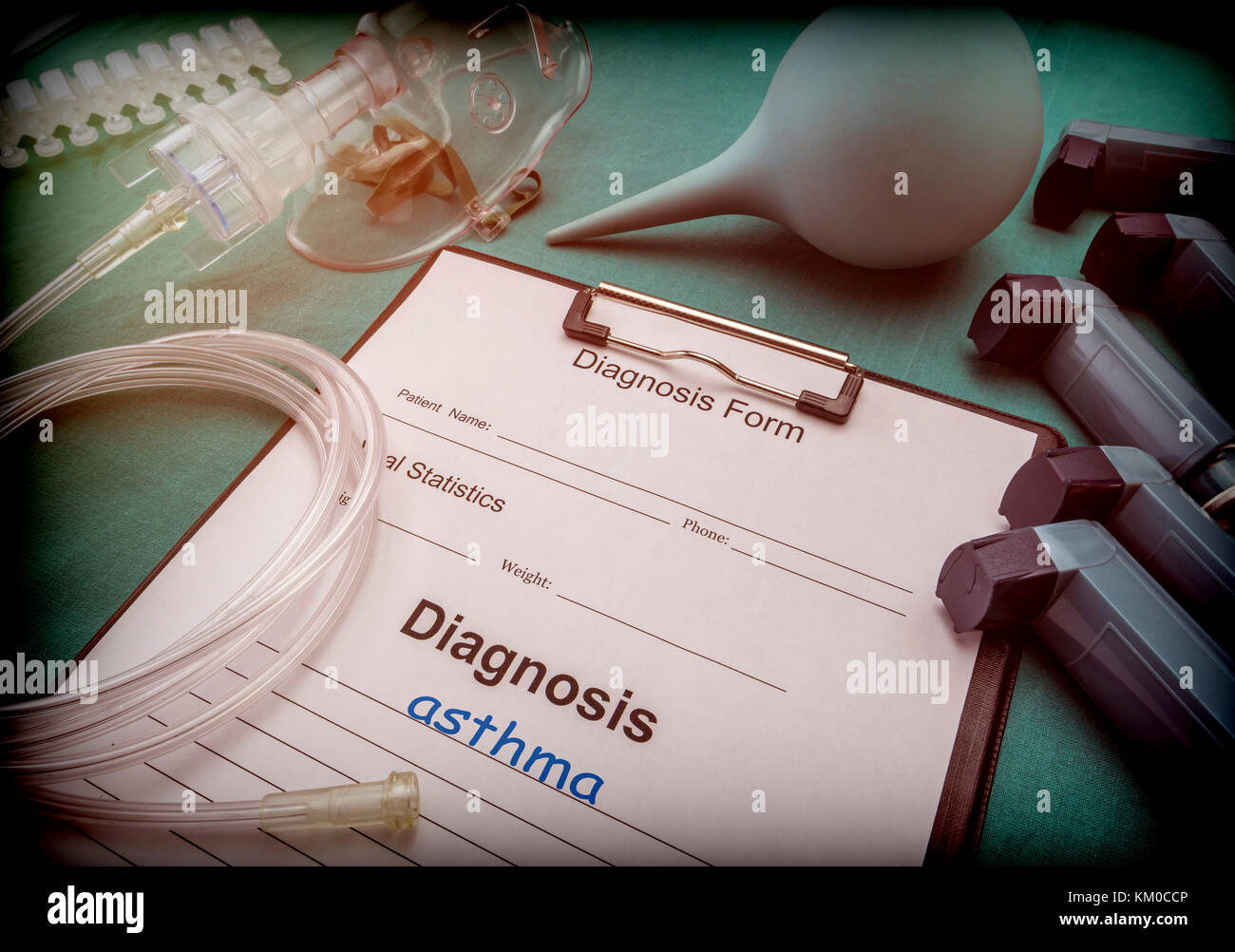 Modulo di diagnostica, asma, le maschere di ossigeno e inalatori in un ospedale, immagine concettuale Foto Stock