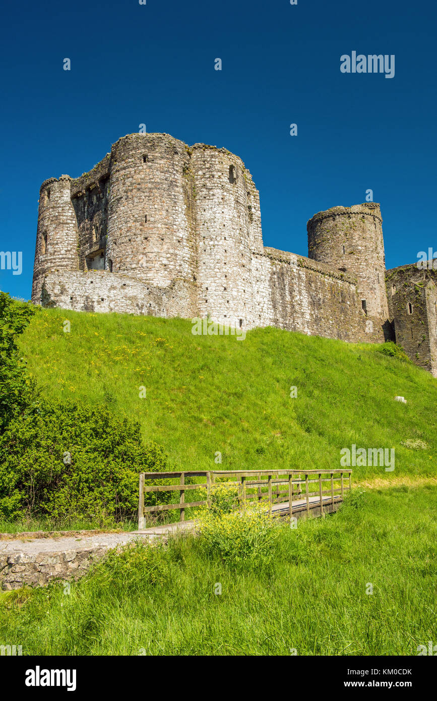 Kidwelly Castle con l'entrata rotonda torri, Carmarthenshire, Galles del Sud Foto Stock