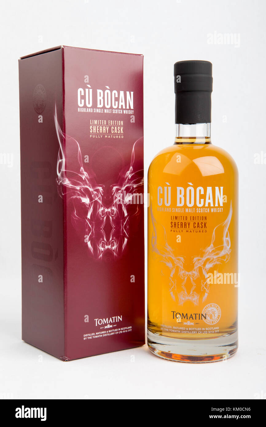 Tomatin cu bocan edizione limitata di whisky di malto e la casella su sfondo bianco Foto Stock