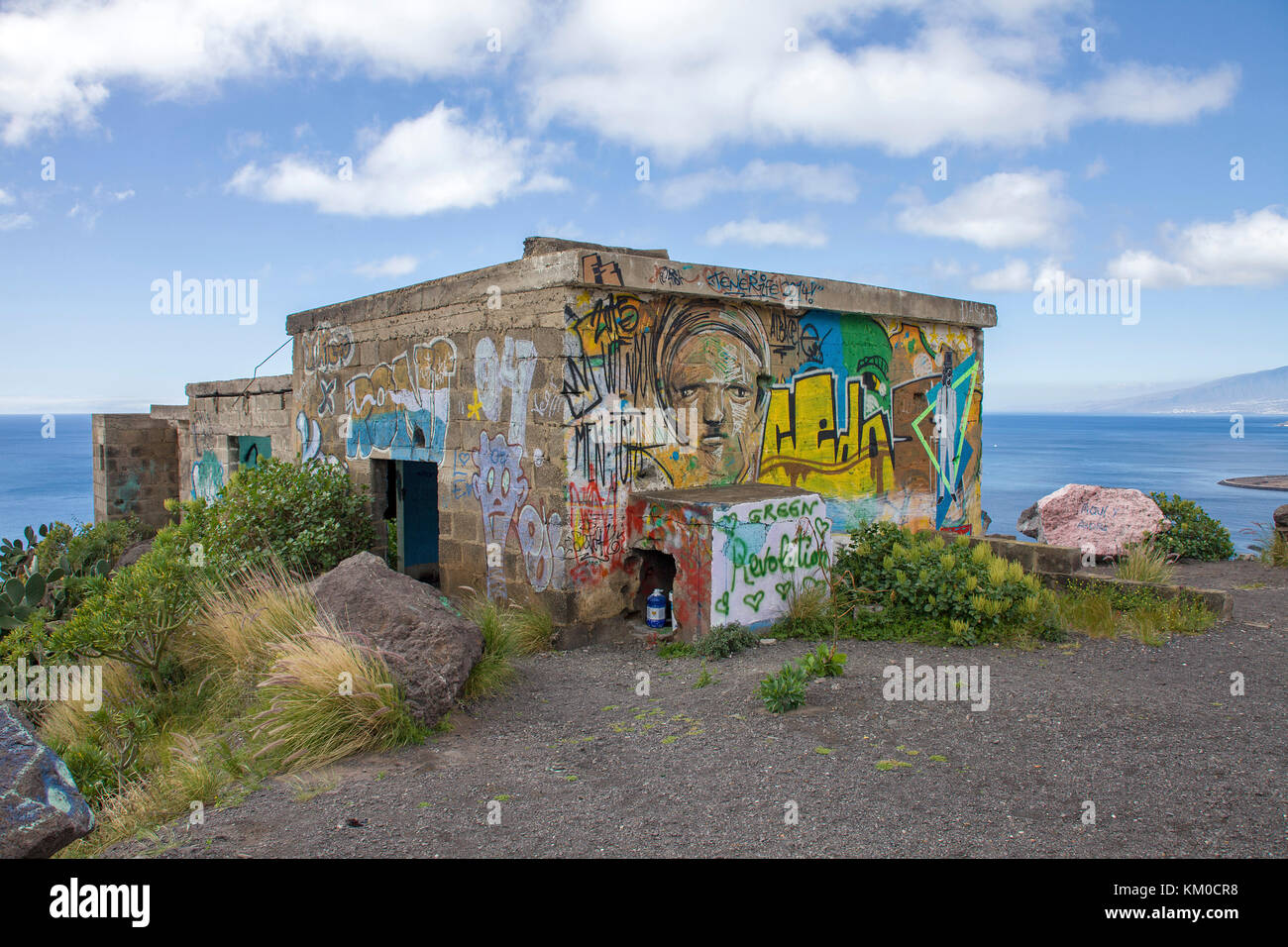 Costruzione dipinta rovine sopra la famosa spiaggia di playa teresitas, san andres, isola di Tenerife, Isole canarie, Spagna Foto Stock