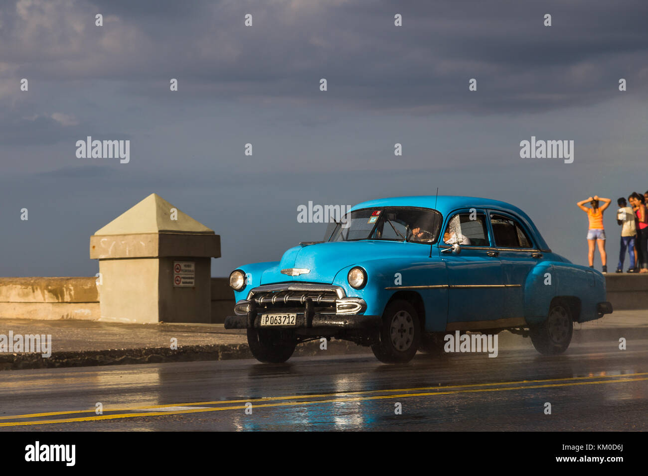 Spray vola in aria dal malecon ocean autostrada che divide la capitale cubana Città dell Avana dallo stretto di florida dopo un pesante downp Foto Stock