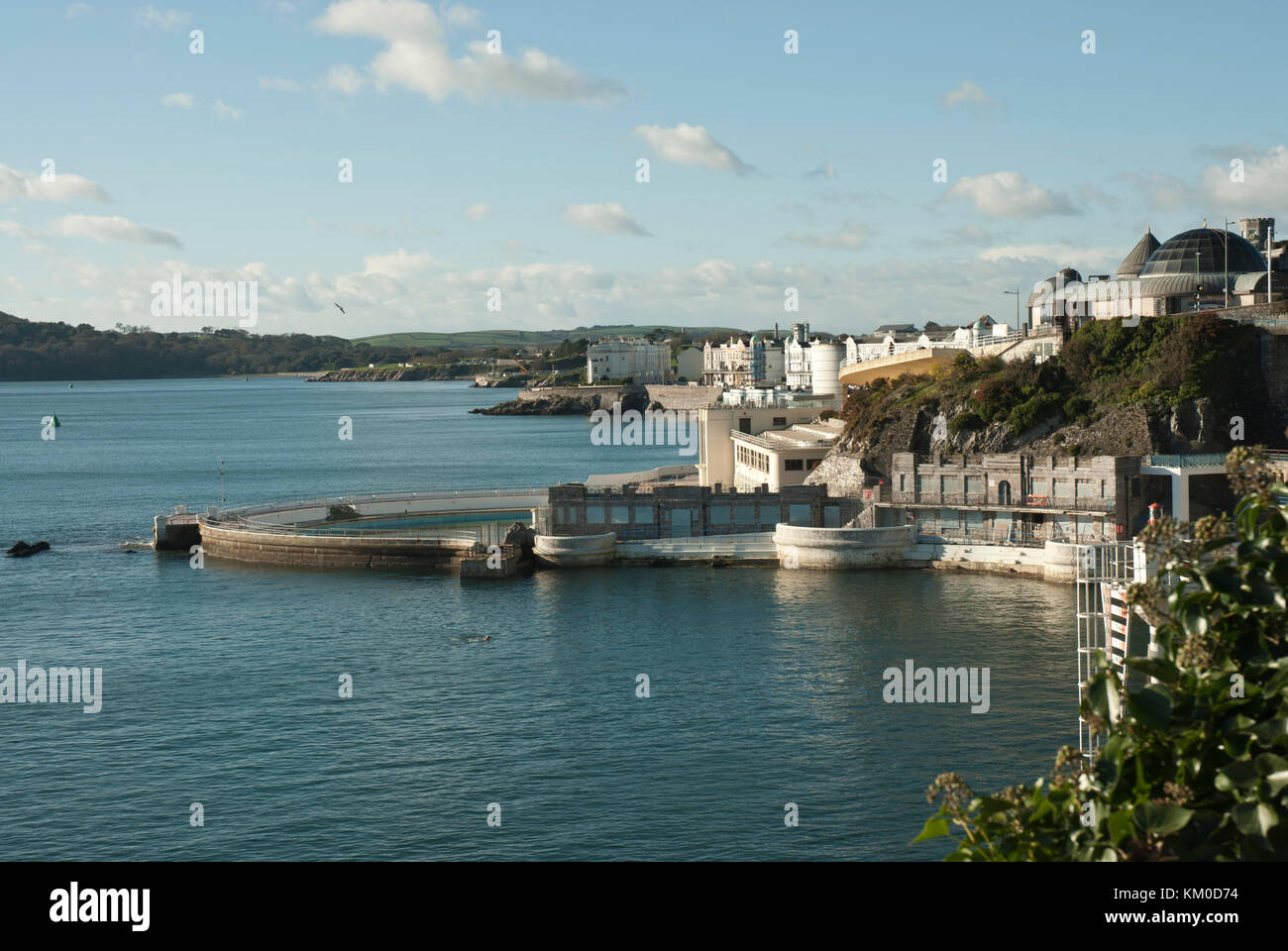 Plymouth, la Ocean City nella luce del sole, con la zappa foreshore, tinside lido, oltre a caffè e appartamenti in background. Foto Stock