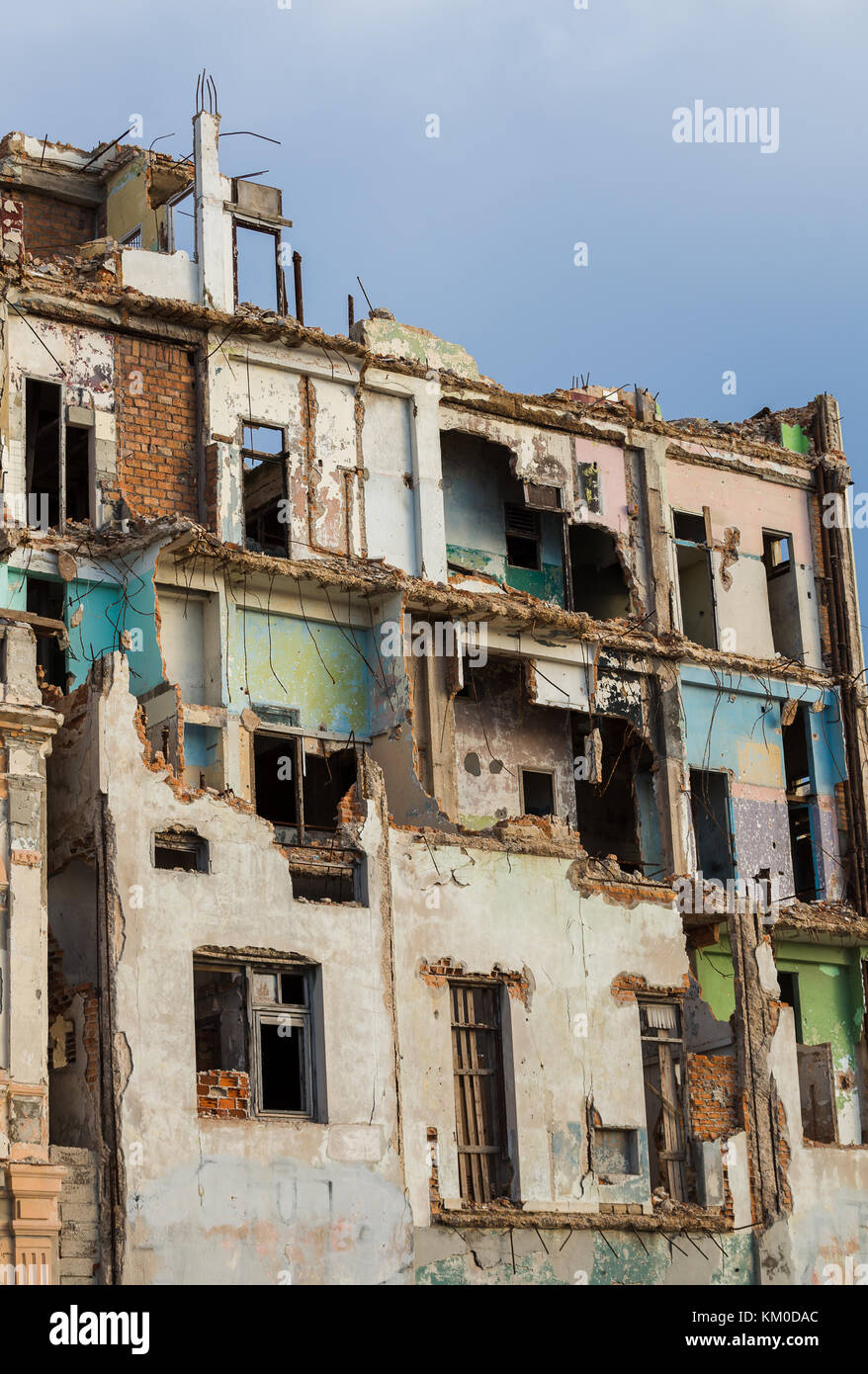 Uno dei molti edifici fatiscenti lungo il Malacon ocean autostrada che divide la capitale cubana Città dell Avana dallo stretto di Florida. La mancanza di Foto Stock