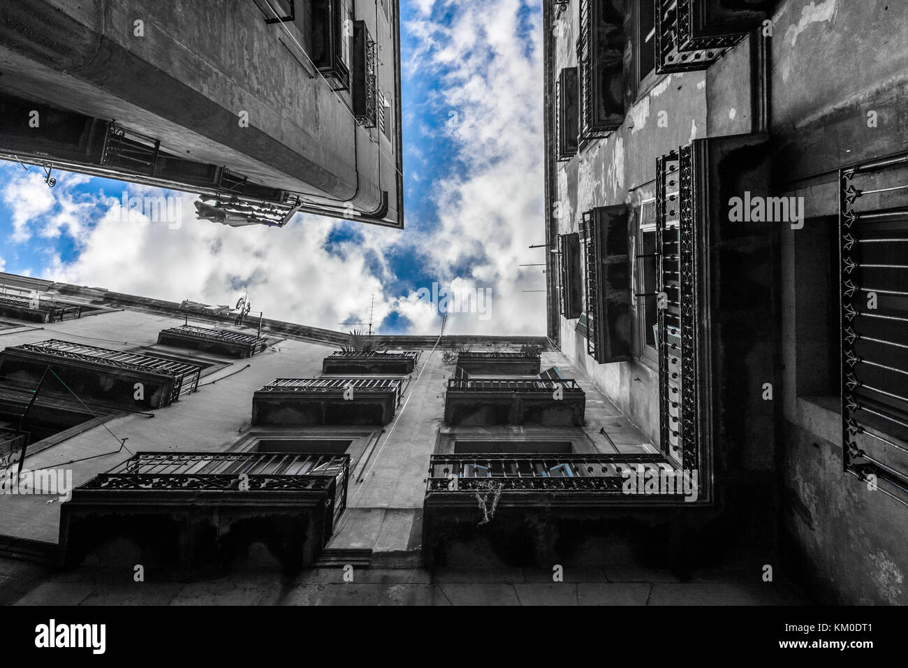 Cielo blu tra gli edifici a Barcellona, Spagna. Foto Stock