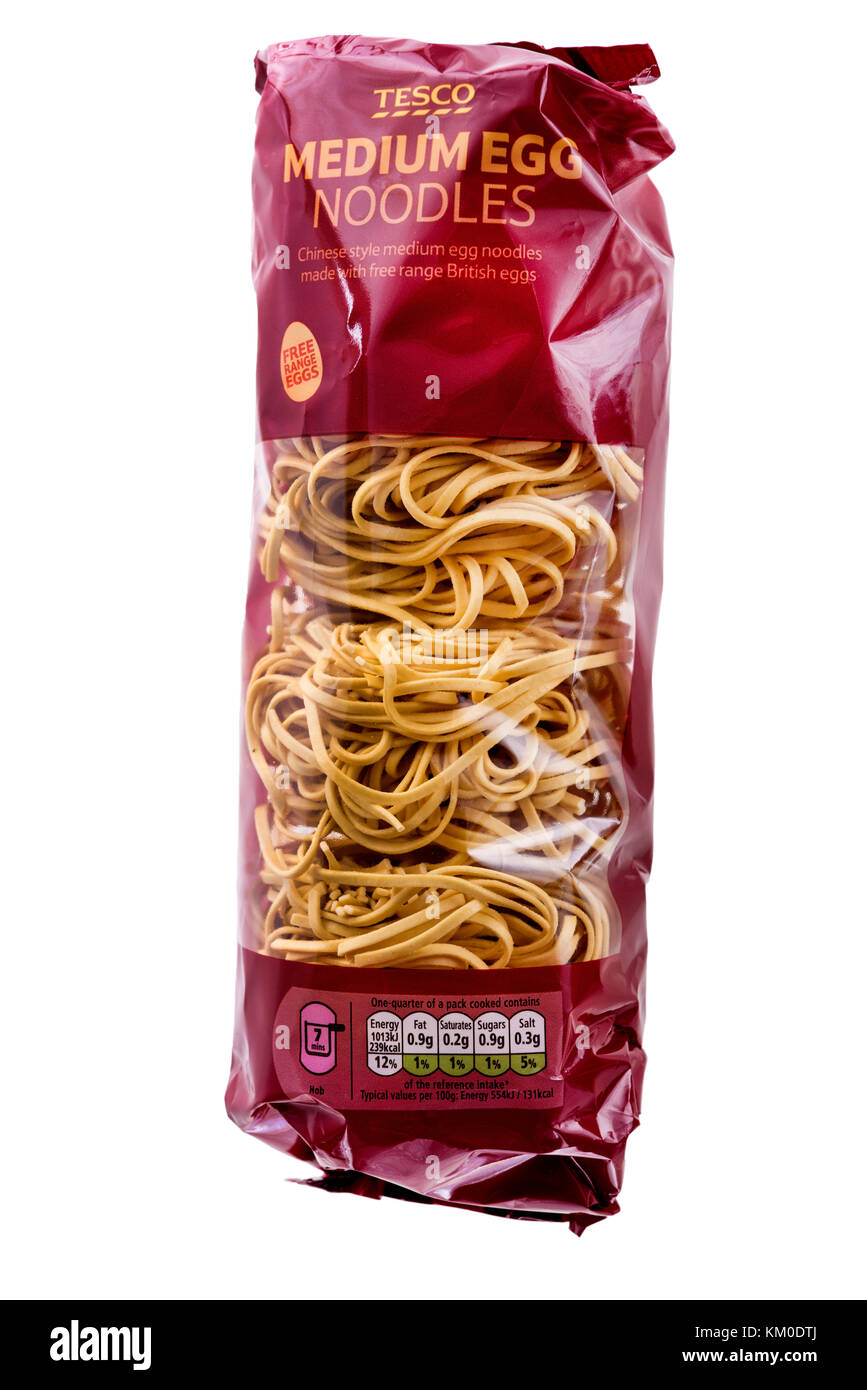 Tesco medie di noodle all'uovo, imballaggi alimentari. Foto Stock