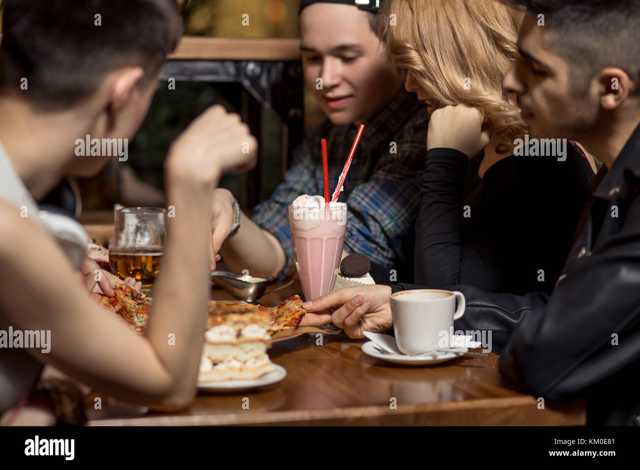 Persone di bere il caffè in cafe concept Foto Stock