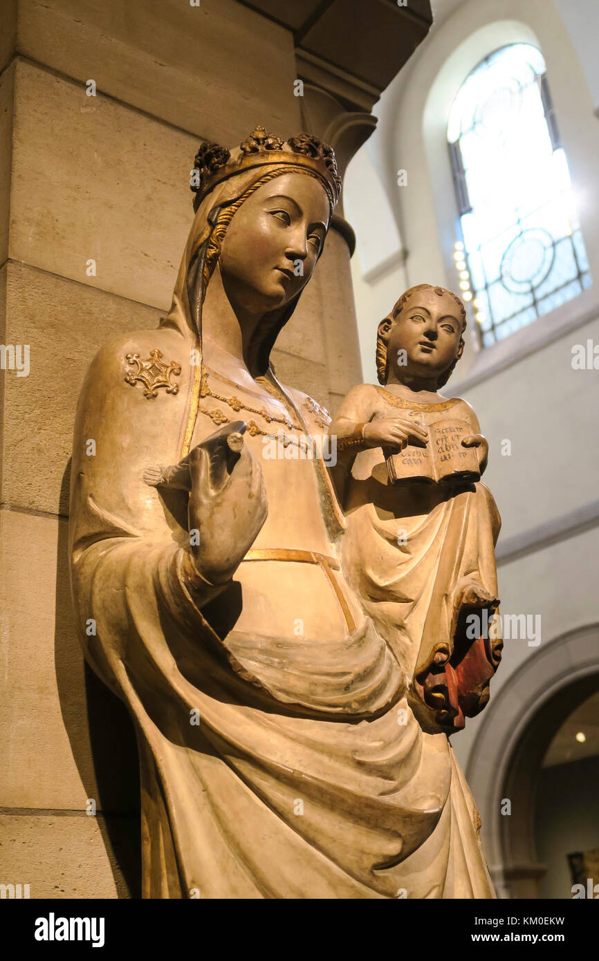 Scultura medievale hall, il Metropolitan Museum of Art di New York Foto Stock