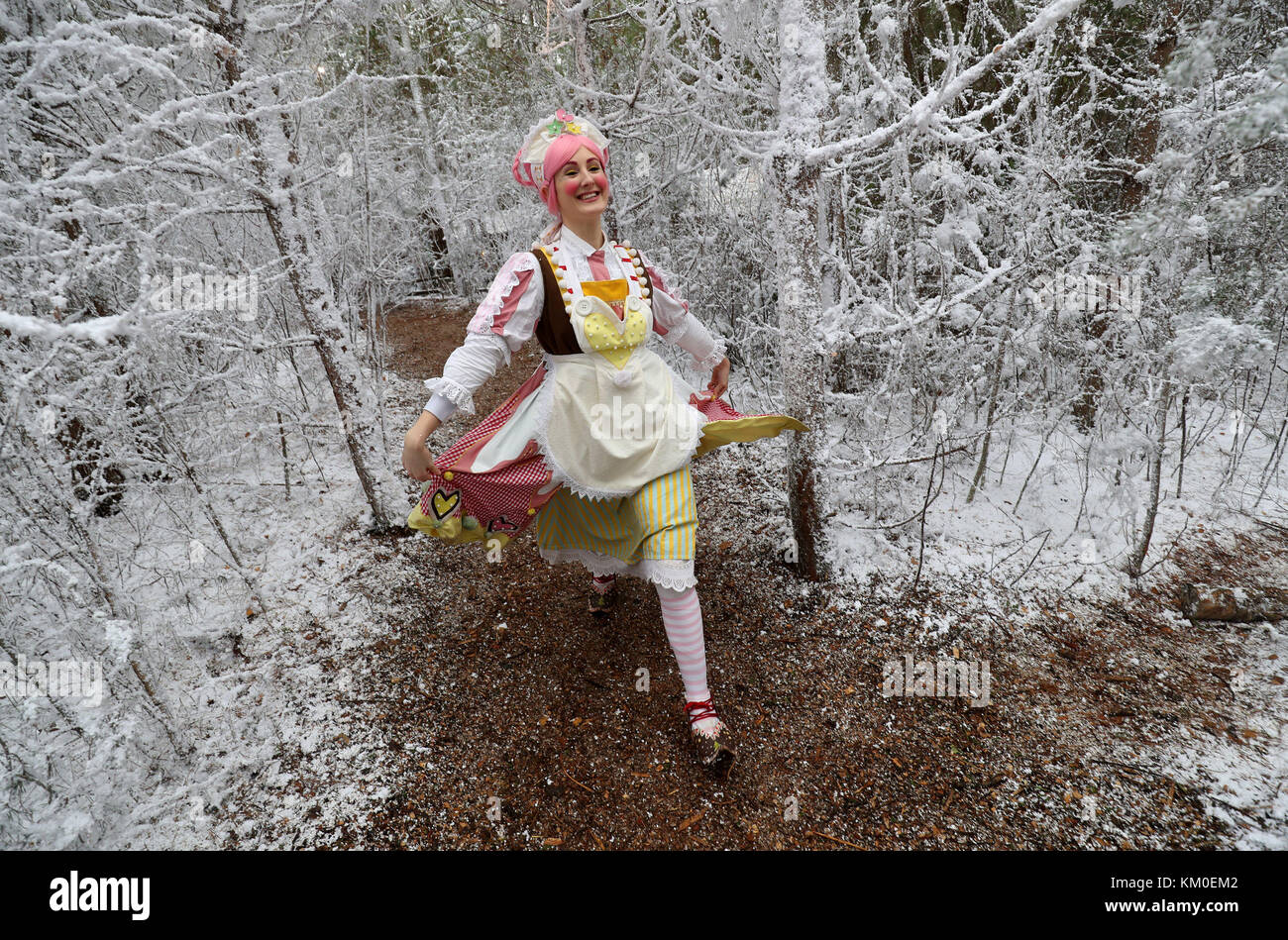 Elf Mixie Pixie fa il suo modo attraverso la coperta di neve il percorso al 'Arctic' wonderland di LaplandUK, un visitatore attrazione nella foresta Whitmoor, Ascot Berkshire. Foto Stock