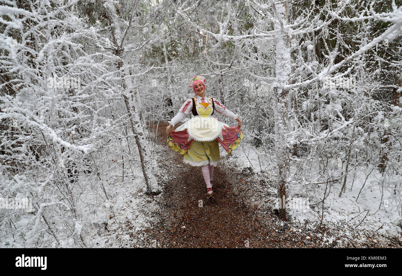 Elf Mixie Pixie fa il suo modo attraverso la coperta di neve il percorso al 'Arctic' wonderland di LaplandUK, un visitatore attrazione nella foresta Whitmoor, Ascot Berkshire. Foto Stock