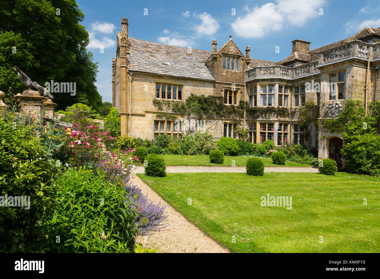 Il confine erbacee ed il prato di fronte Mapperton House - un Country Manor House e Casa del Conte di Sandwich nr Beaminster, Dorset, England, Regno Unito Foto Stock
