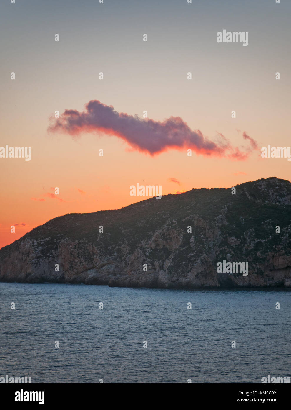 Costiera paesaggio al tramonto con il cielo rosso e il cloud a Maiorca, isole Baleari, Spagna Foto Stock