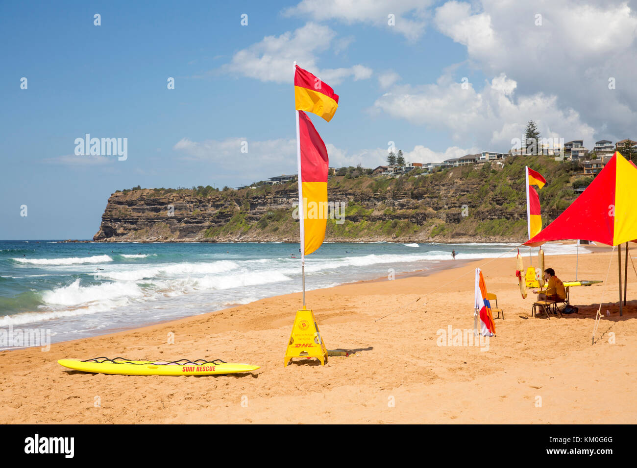 Surf salvataggio salvavita volontari sulla spiaggia di Bungan, Sydney, NSW, Australia con capezzagna oceano e surf, nuotare tra le bandiere Foto Stock