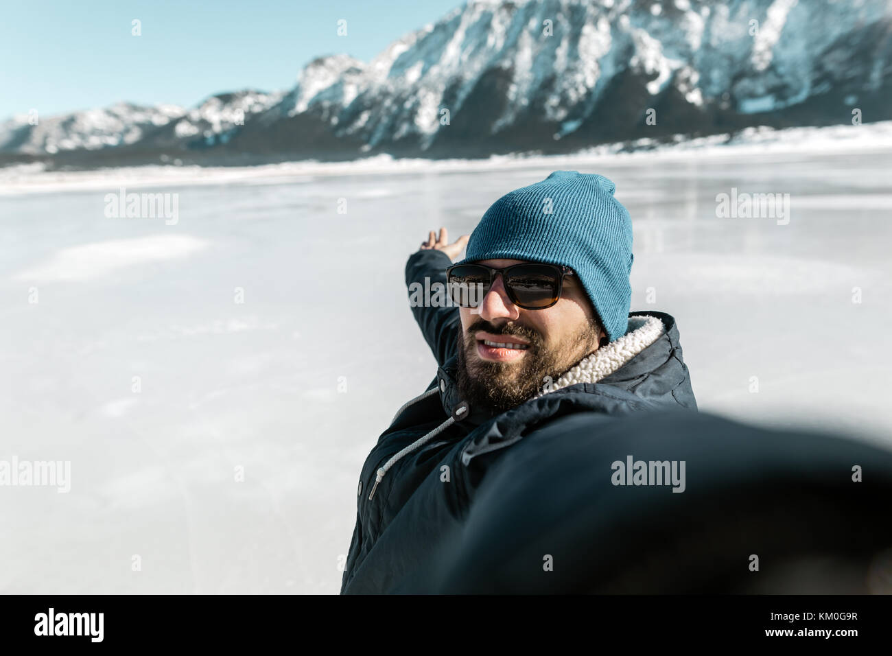 L'uomo facendo selfie sul lago ghiacciato Foto Stock