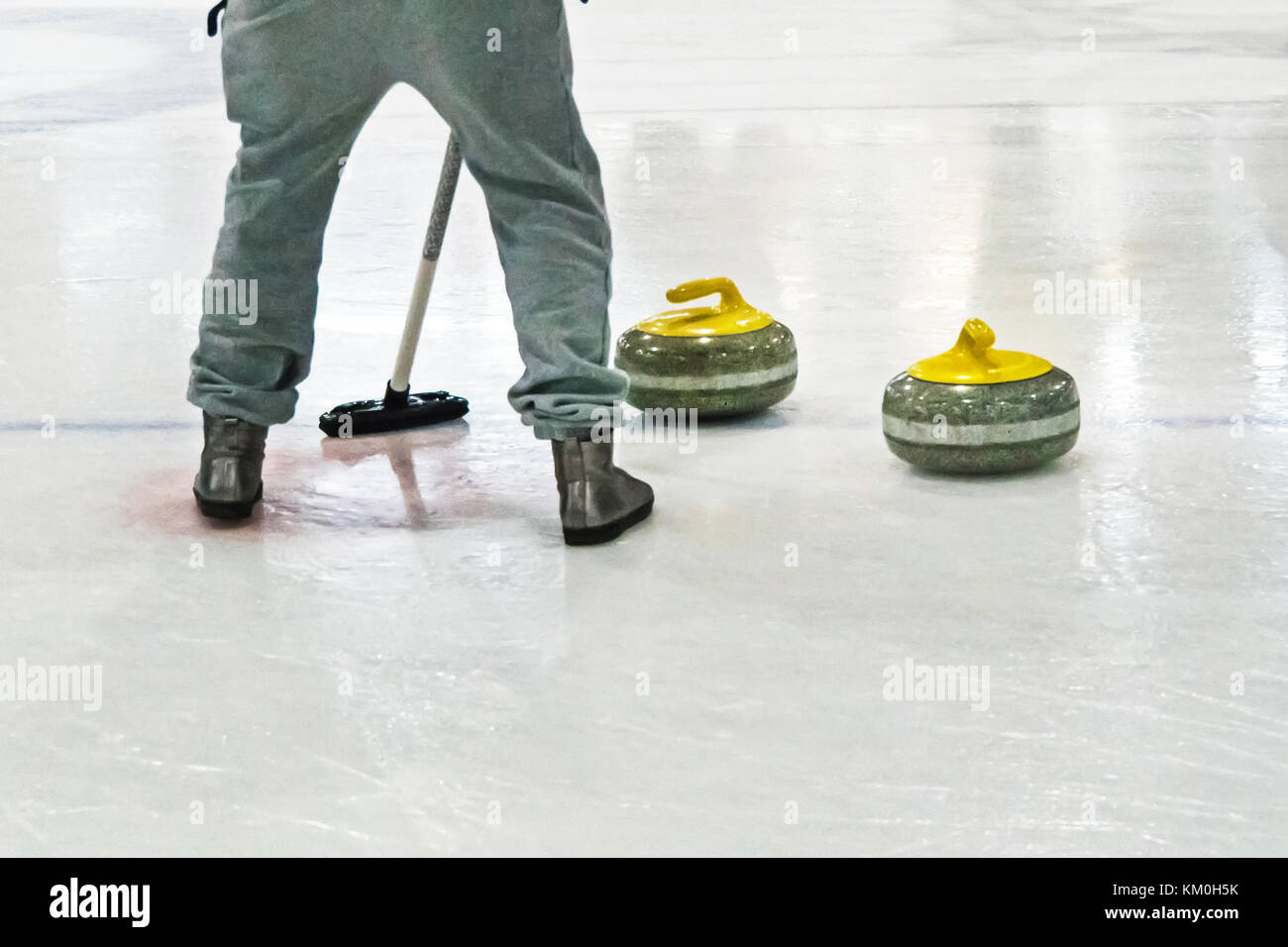 Riproduzione di un gioco di curling. giochi olimpici invernali Foto Stock