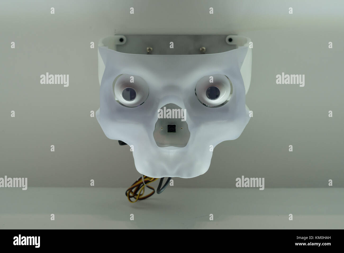 Futuristico teschio umano volto a fissare la telecamera con occhi vuoti Foto Stock
