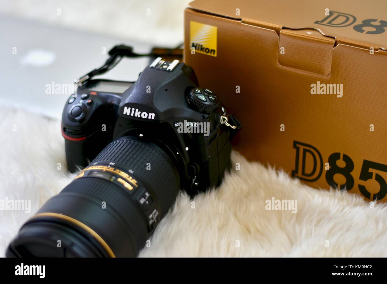 Fotocamera reflex digitale Nikon D850 con obiettivo Nikkor 24-70 Foto Stock