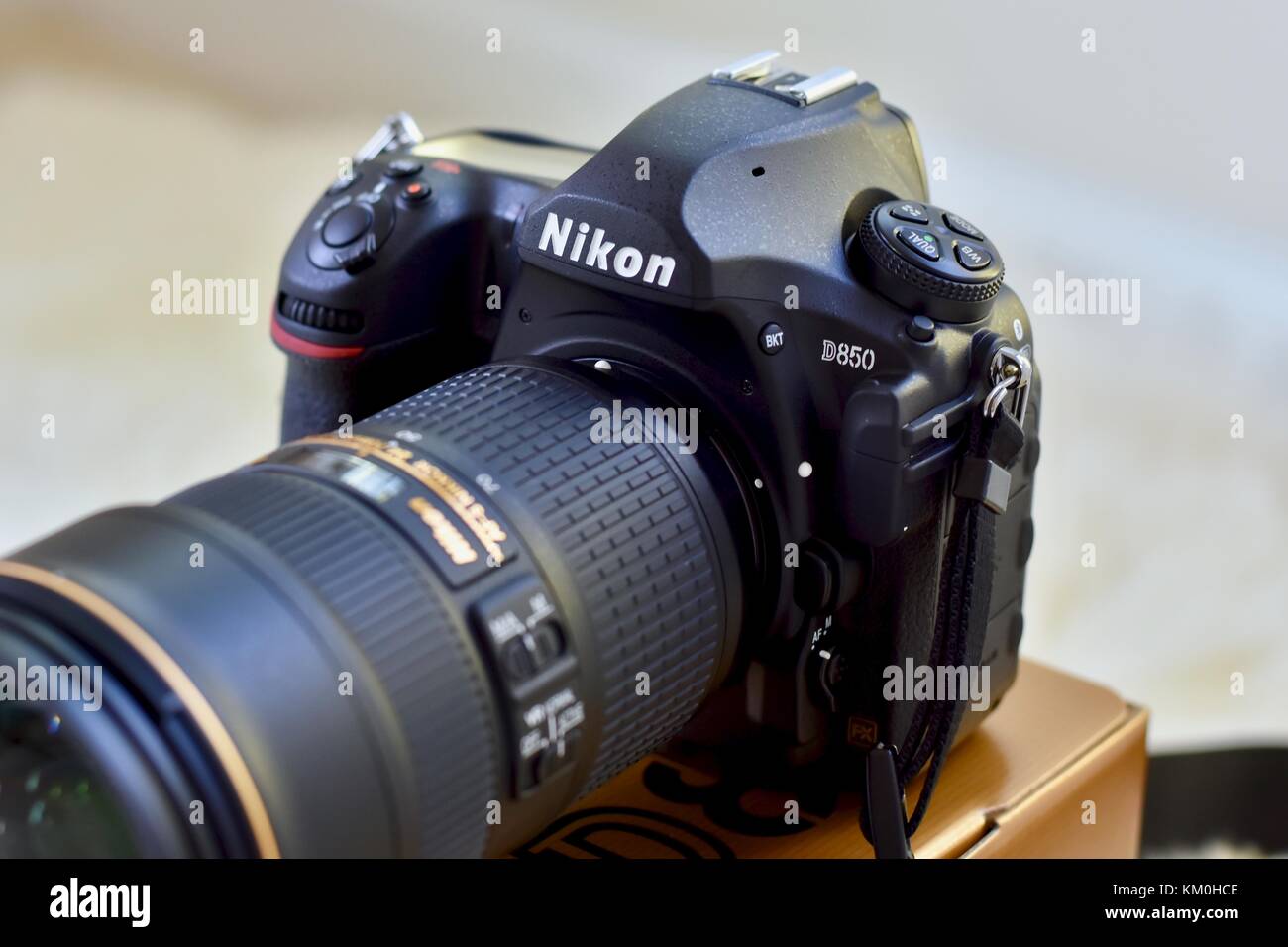 Fotocamera reflex digitale Nikon D850 con obiettivo Nikkor 24-70 Foto Stock