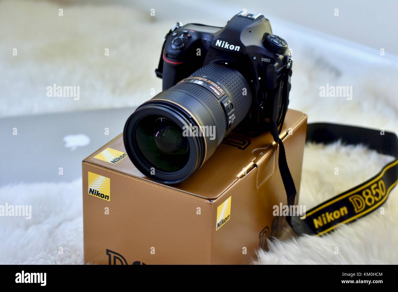 Fotocamera reflex digitale Nikon D850 con obiettivo Nikkor 24-70 Foto Stock