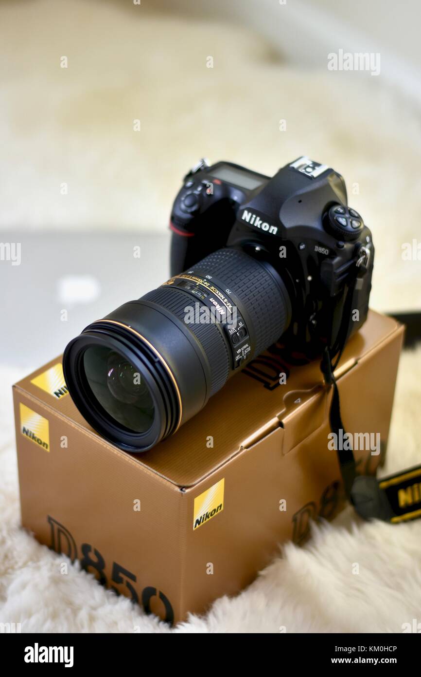 Fotocamera reflex digitale Nikon D850 con obiettivo Nikkor 24-70 Foto Stock
