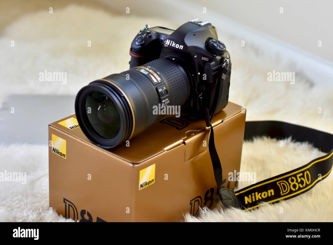 Fotocamera reflex digitale Nikon D850 con obiettivo Nikkor 24-70 Foto Stock