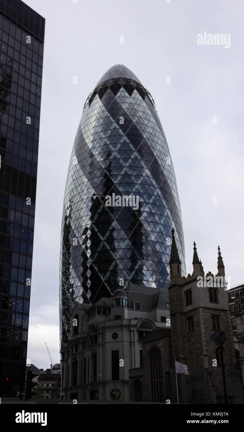 Vista su Norman Foster più famosi ed edificio emblematico della città, il Gherkin che è il perfetto esempio di architettura sostenibile. Foto Stock