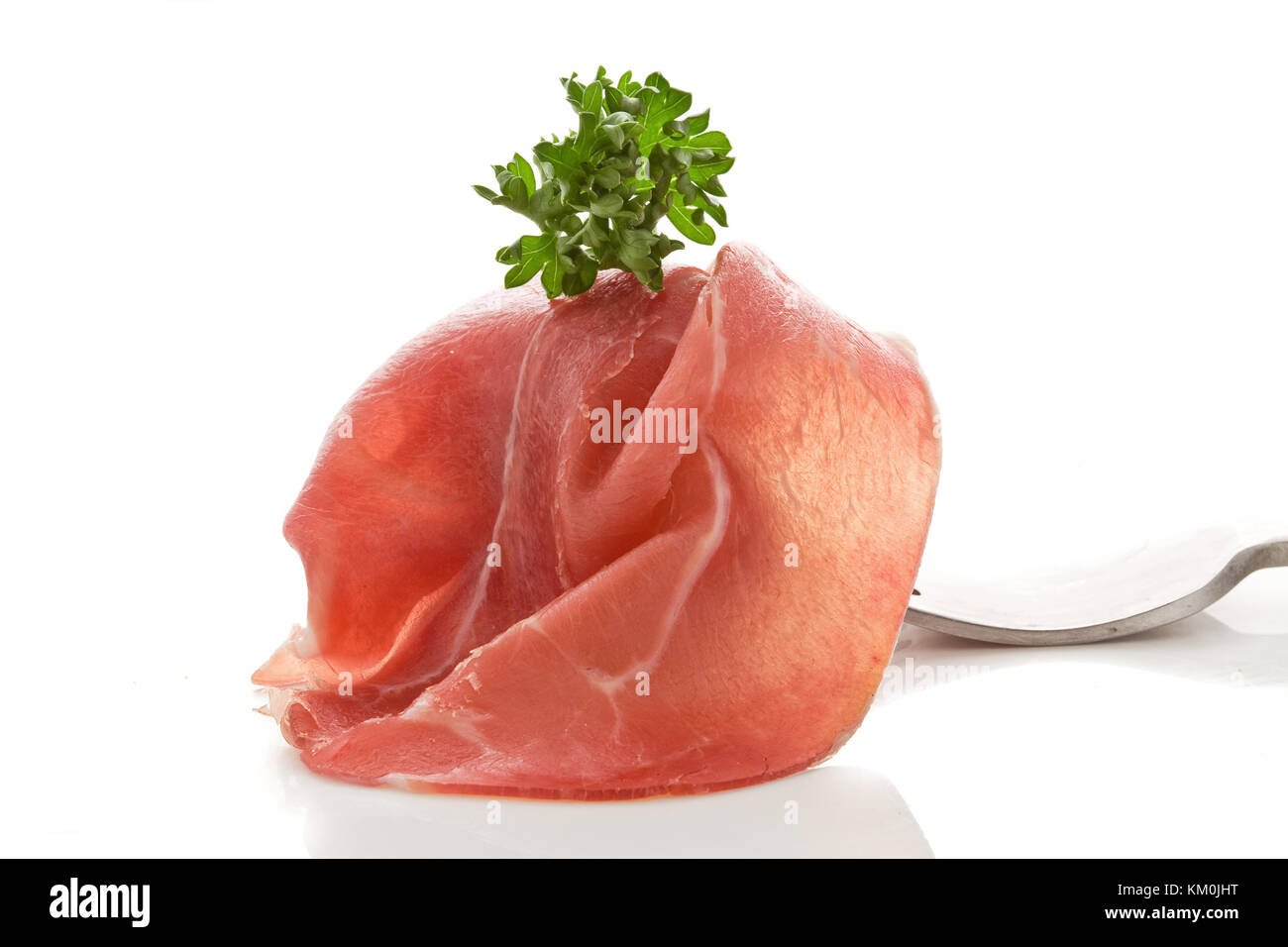 Foto di deliziosa pancetta affumicata avvolti sulla forcella su sfondo bianco Foto Stock