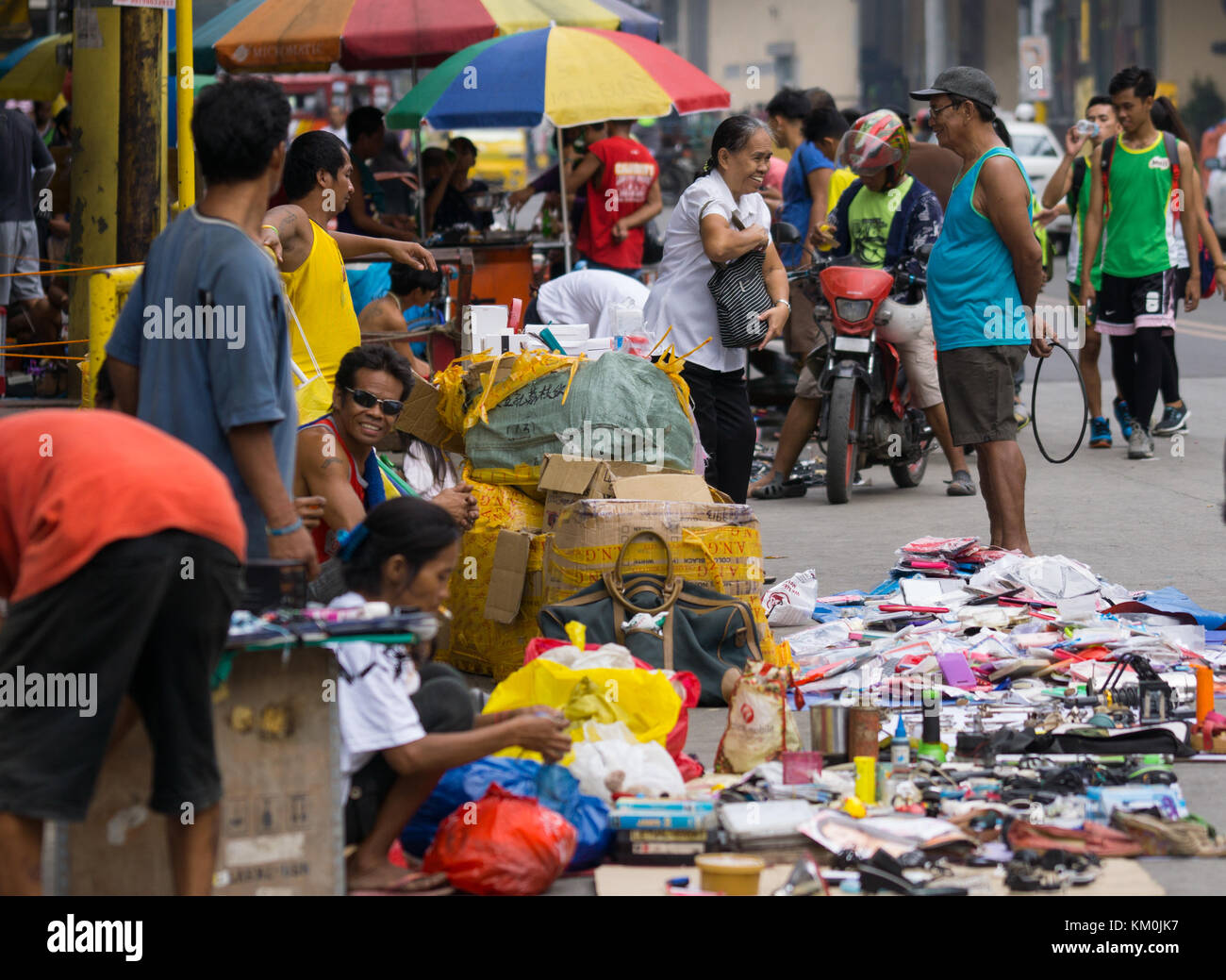 Una tipica scena nel centro di Cebu City, Filippine, in una domenica mattina dove commercianti ambulanti sono autorizzati a vendere gli articoli sulla strada. Foto Stock