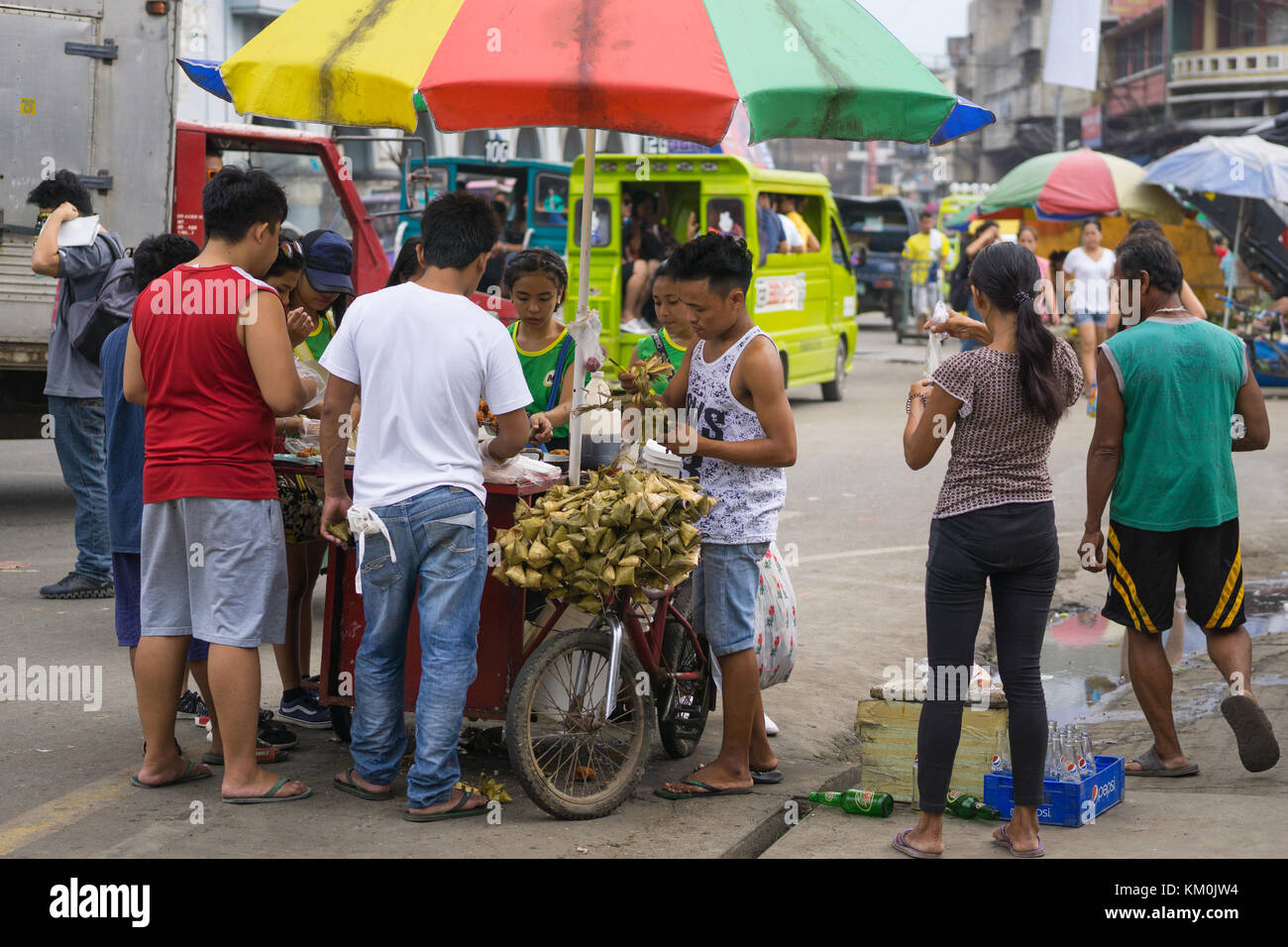 Una tipica scena di strada nelle Filippine dove il cibo di strada è venduto da un produttore di piccole dimensioni. Foto Stock
