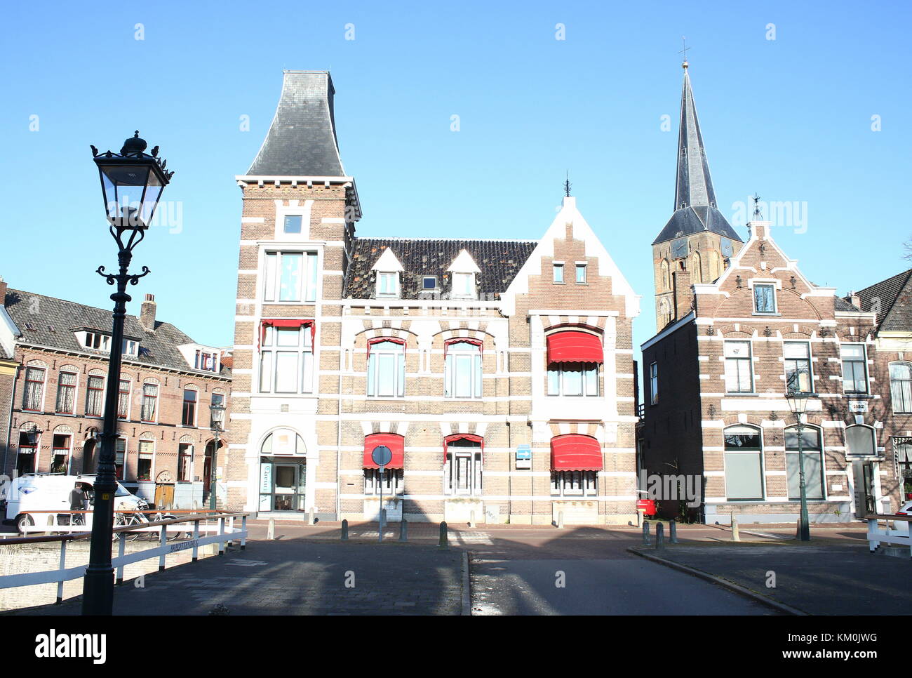 Burgwal Canal, guardando verso San medievale Nicolaaskerk (Bovenkerk) Chiesa, Kampen, Paesi Bassi Foto Stock