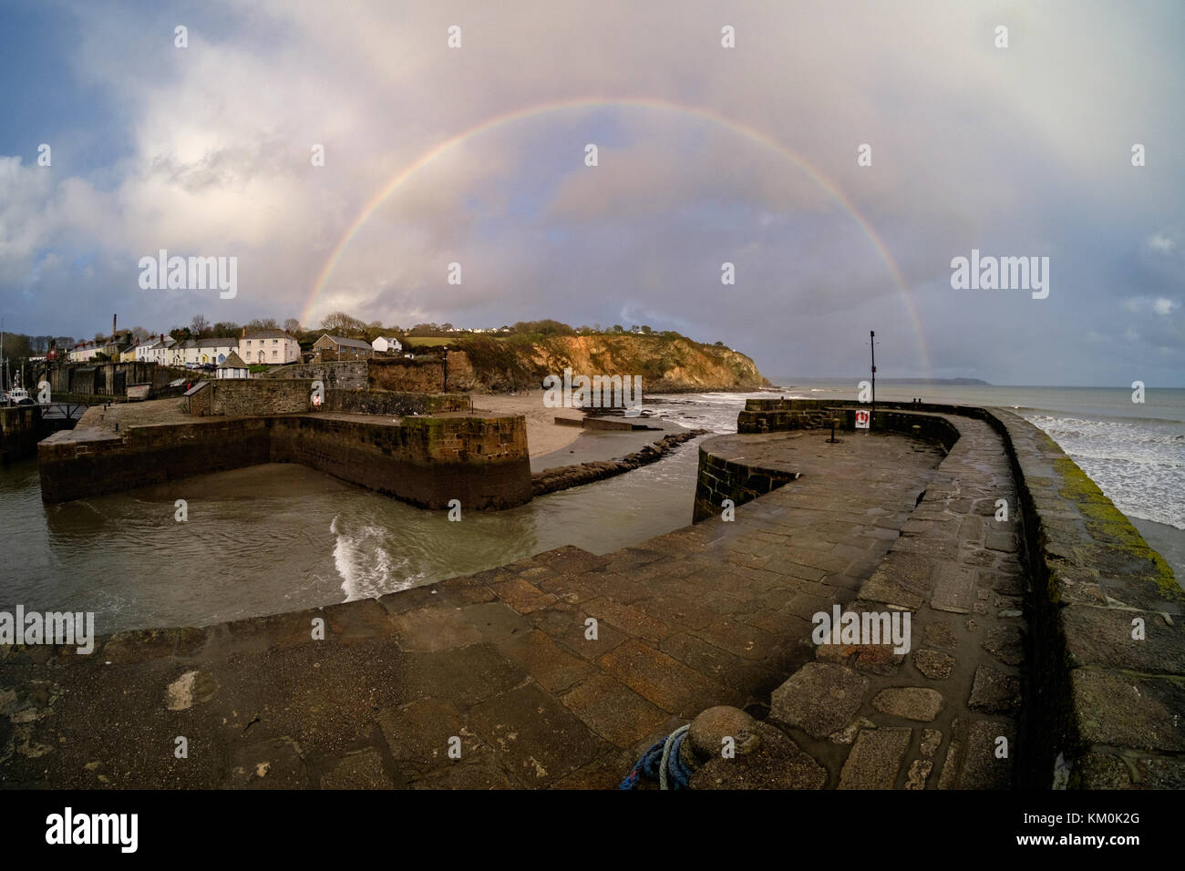 Rainbow su Charlestown, Cornwall. Un porto georgiano, sito patrimonio mondiale dell'UNESCO, e popolare location del film, per Poldark tra gli altri Foto Stock