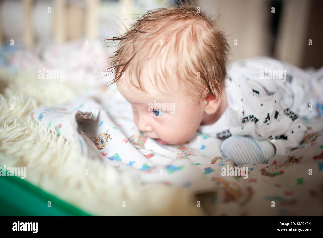 Un neonato giace sul suo stomaco e imparare a tenere la tua testa Foto Stock