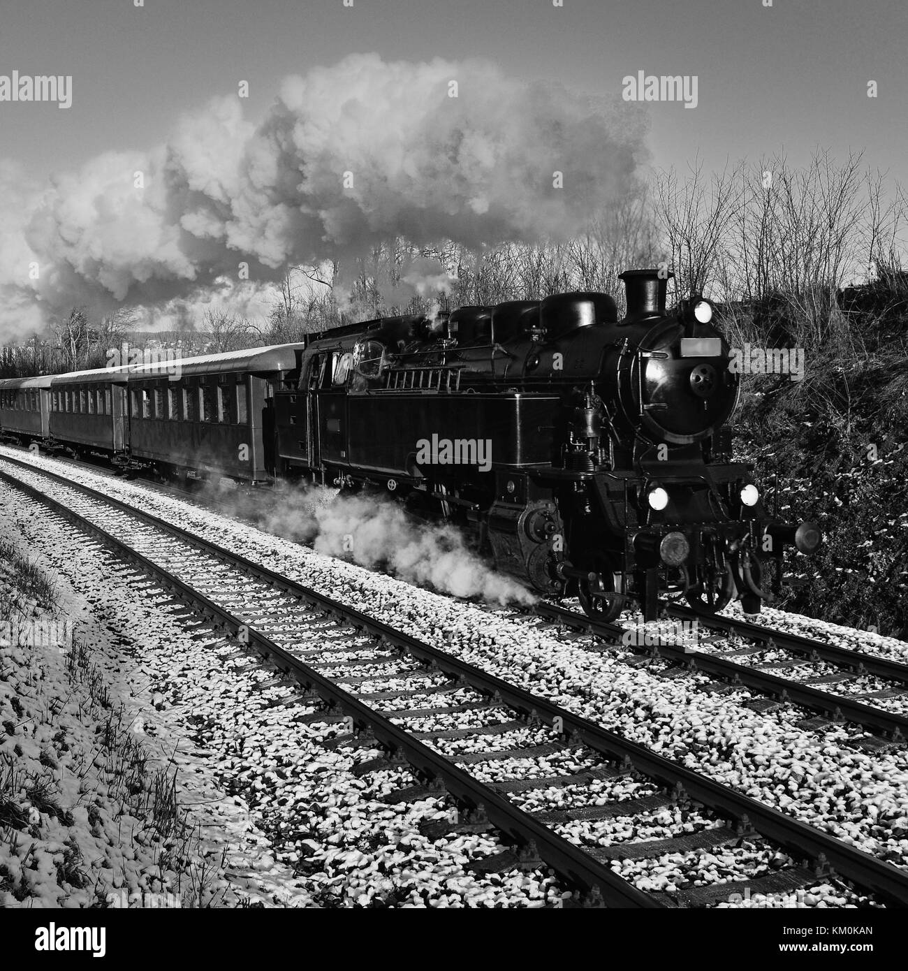 Bel vecchio treno a vapore con i carri in esecuzione su rotaie al tramonto. Escursioni per i bambini e i genitori sulla festosa giorni speciali. Repubblica Ceca Europa. Foto Stock