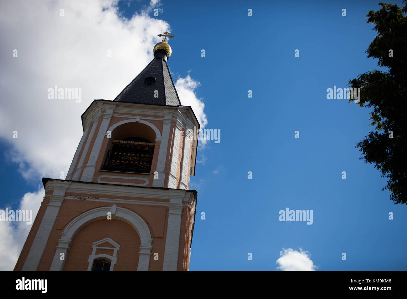 La chiesa ortodossa su sfondo cielo Foto Stock