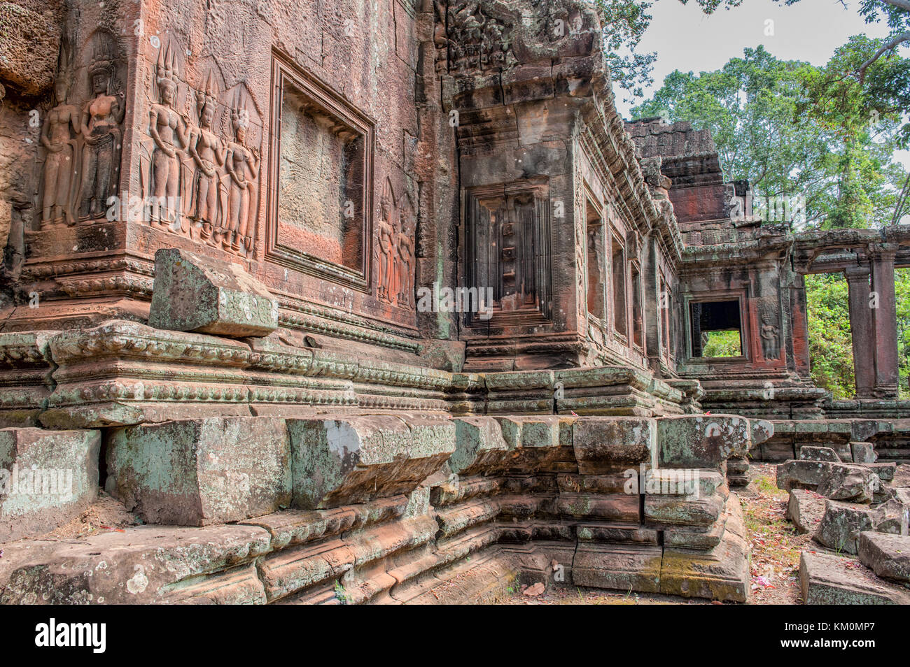 Rovine appartenenti a Angkor Wat in Siem Reap, Cambogia Angkor Wat è un dodicesimo secolo tempio e un famoso sito patrimonio mondiale dell'UNESCO. Foto Stock