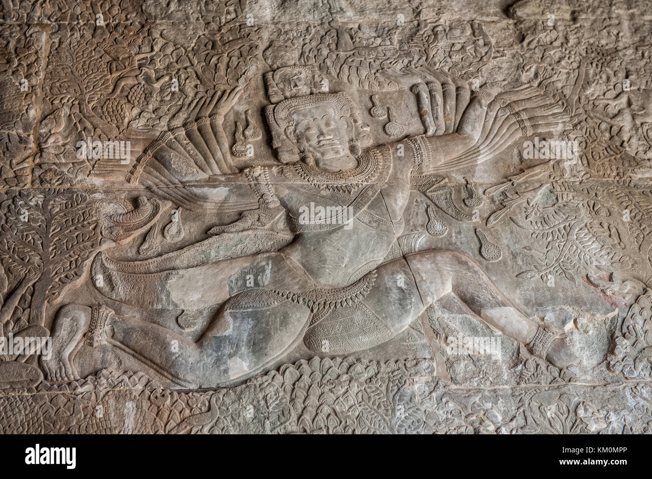 Il bassorilievo a Angkor Wat in Siem Reap mostra ravana scuotendo il monte kailasha. i bassorilievi a Angkor Wat raffigurano il khmer la mitologia e la storia. Foto Stock