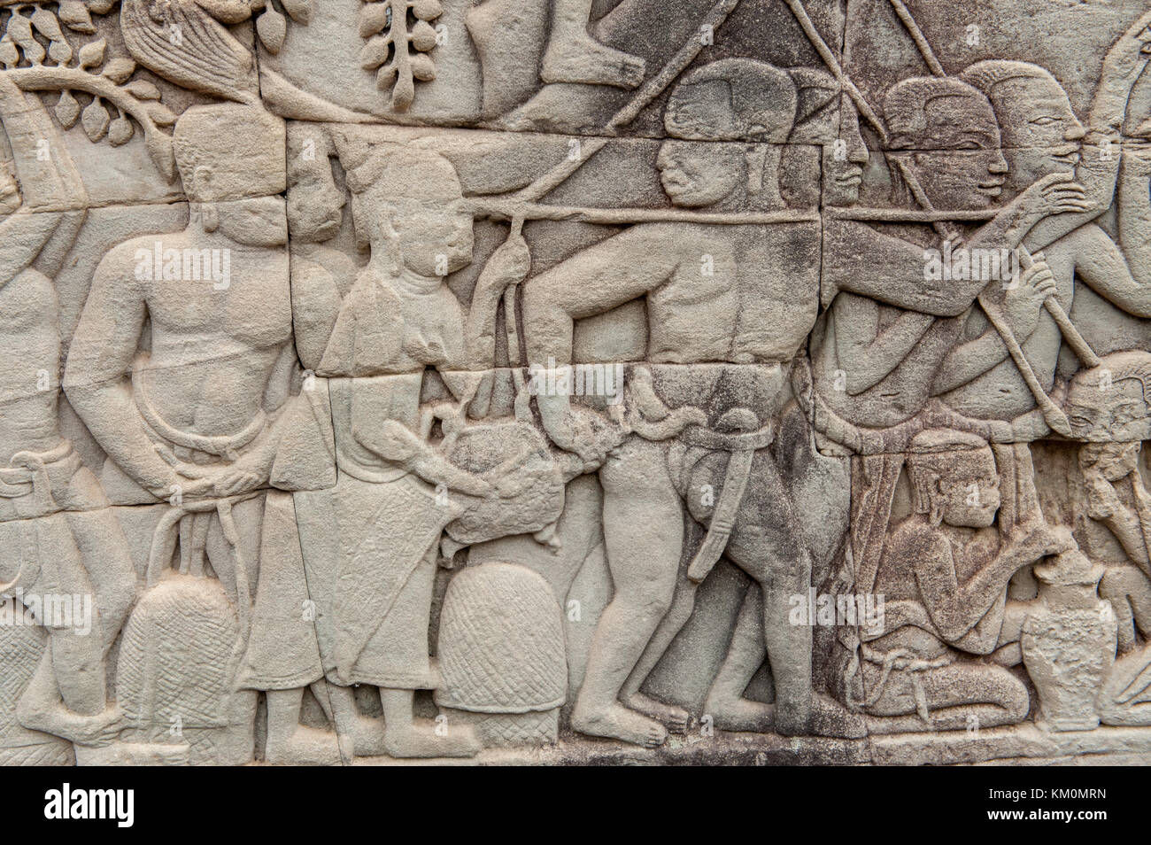 I bassorilievi di Angkor Thom in Siem Reap Cambogia, raffigurano il khmer la mitologia e la storia. Foto Stock