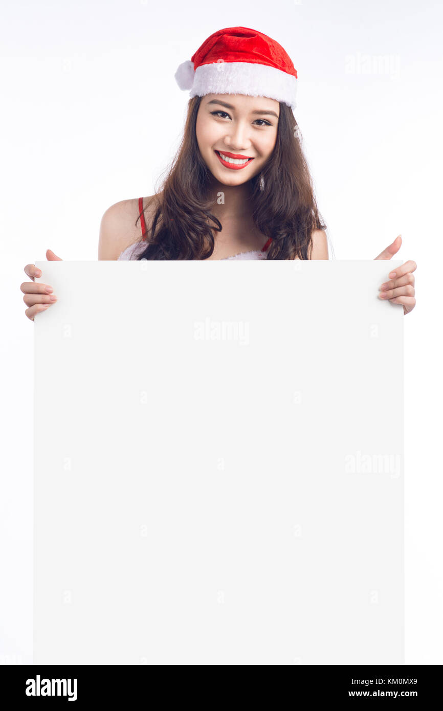 Natale giovane donna asiatica che mostra vuoto banner billboard sign sorridendo felice. Foto Stock