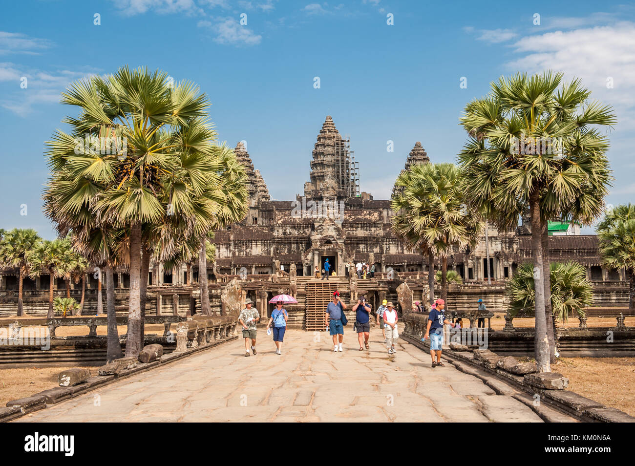 I turisti a Angkor Wat in Siem Reap, Cambogia Angkor Wat è un dodicesimo secolo tempio e un famoso sito patrimonio mondiale dell'UNESCO. Foto Stock