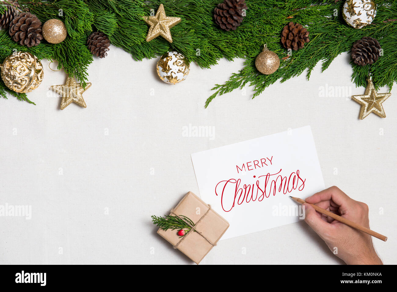 Sfondo di natale con decorazioni a mano writting sui biglietti d'auguri. vista superiore Foto Stock