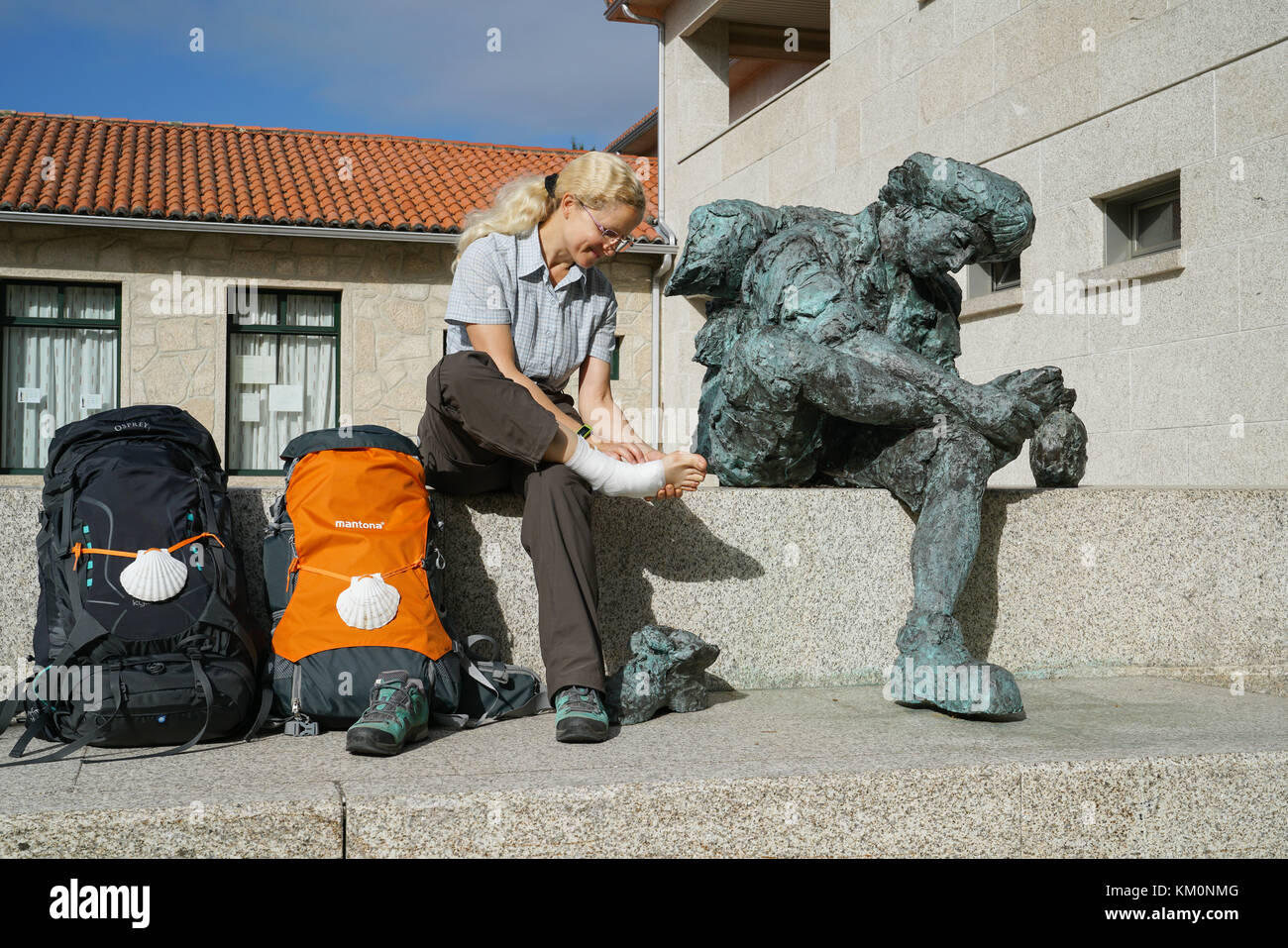 Valga, Spagna - 10 settembre 2017: pellegrino con una ferita al piede nella parte anteriore del pellegrino ostello di valga sul Camino de Santiago trail il 10 settembre Foto Stock