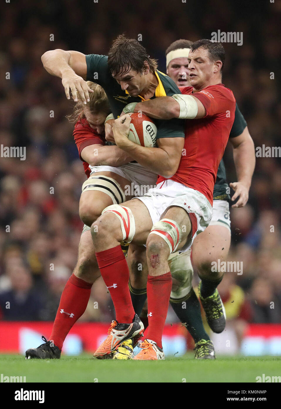 L'Eden Etzebeth del Sud Africa viene affrontato dal Wales Aaron Shingler durante l'Autunno Internazionale al Principato Stadium di Cardiff. PREMERE ASSOCIAZIONE foto. Data immagine: Sabato 2 dicembre 2017. Vedi la storia della PA RUGBYU Wales. Il credito fotografico dovrebbe essere: David Davies/PA Wire. Foto Stock